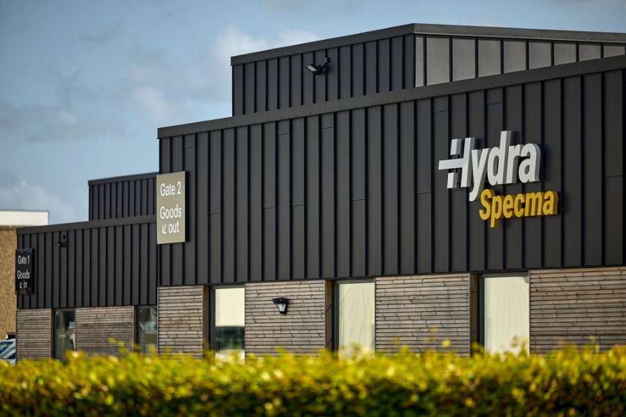 Sorte stålprofiler og varmt træ skaber smukke kontraster på domicilfacade, Jernvej 19, 6900 Skjern